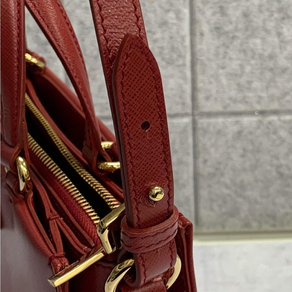 Salvatore Ferragamo Vara Bow Saffiano Leather 2 way bag with Gold tone hardware. - Picture 4 of 16